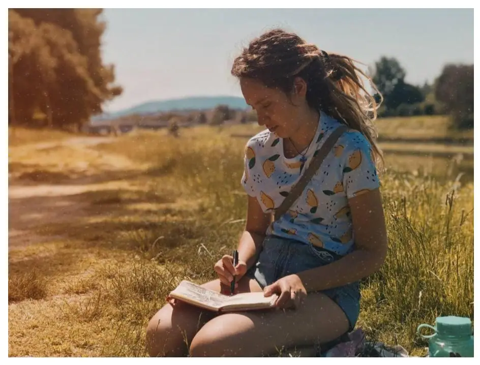Traveling artist Esther Franchuk sketching on location outdoors